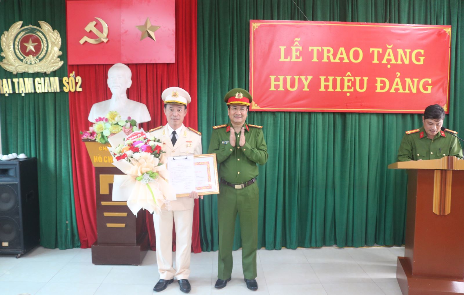 Trại tạm giam số 2 Tổ chức Lễ trao tặng Huy hiệu 30 năm tuổi Đảng cho Đảng viên