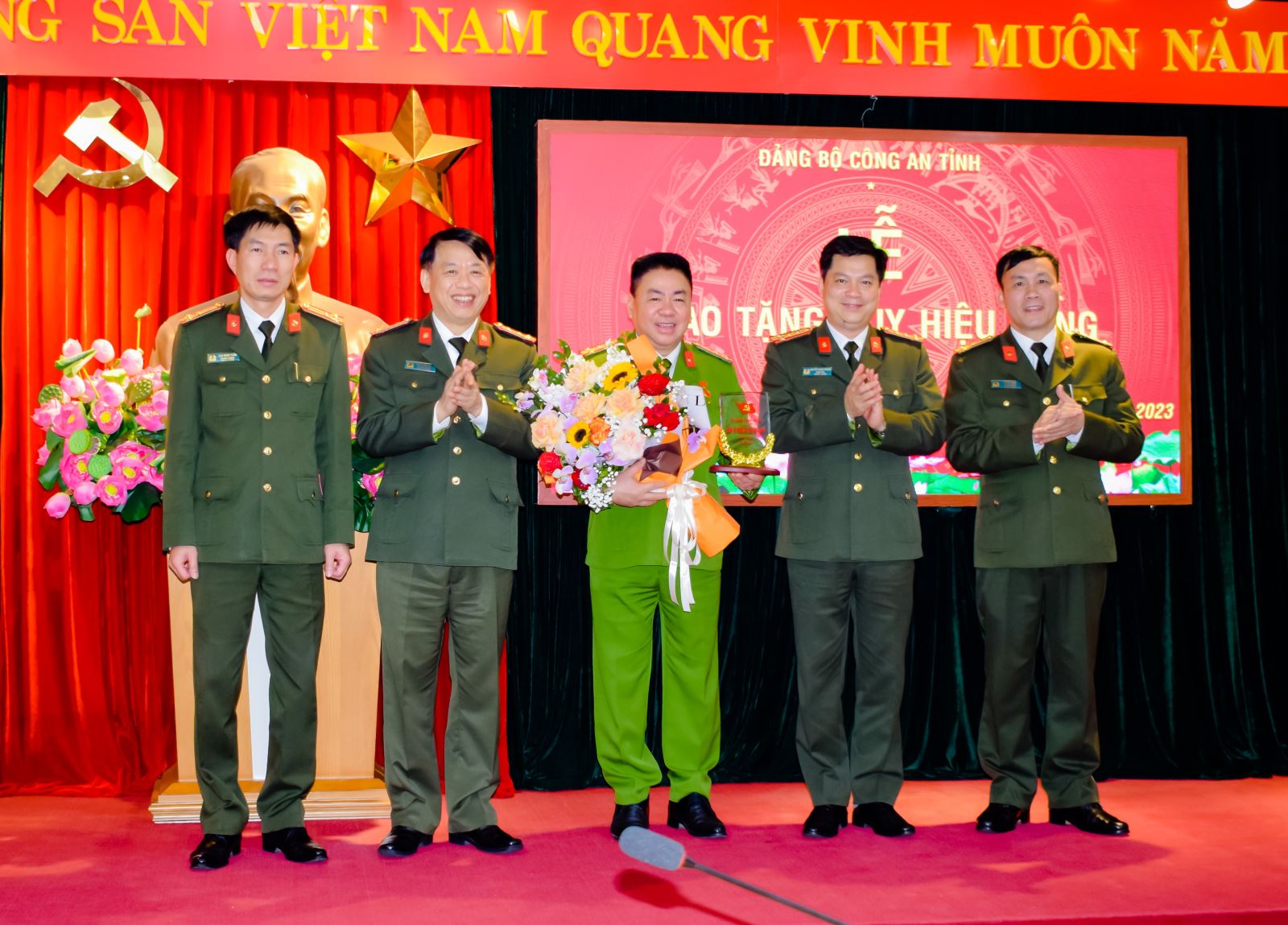 Đảng bộ Công an tỉnh: Tổ chức Lễ trao tặng Huy hiệu 30 năm tuổi Đảng cho đồng chí Đại tá Nguyễn Xuân Hồng – Ủy viên Ban Thường vụ Đảng ủy, Phó Giám đốc Công an tỉnh