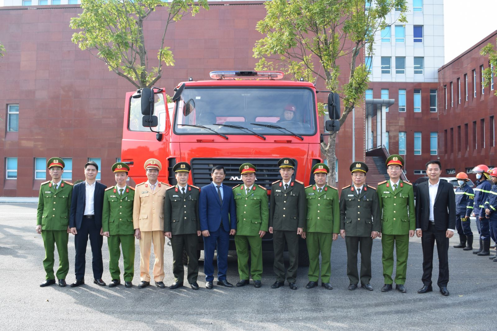 Công an tỉnh Hưng Yên tổ chức tiếp nhận xe chữa cháy  do Công ty Cổ phần Tập đoàn Ecopark trao tặng