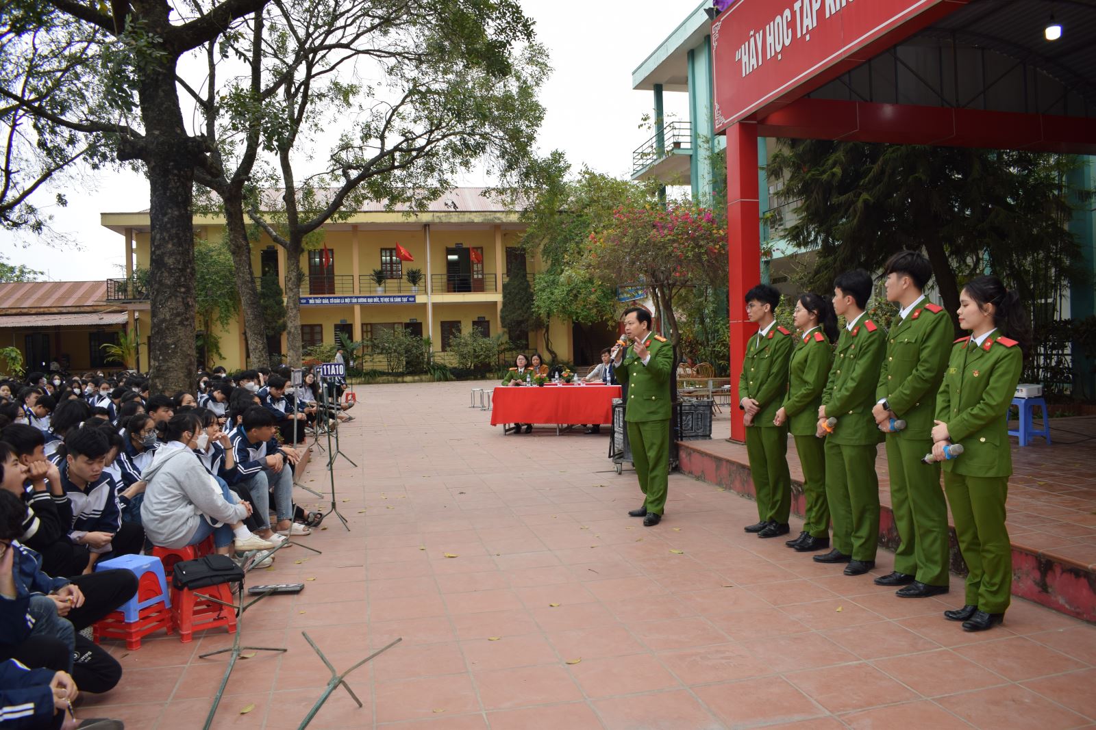 Tuyên truyền, phổ biến pháp luật cho học sinh trường THPT  Dương Quảng Hàm