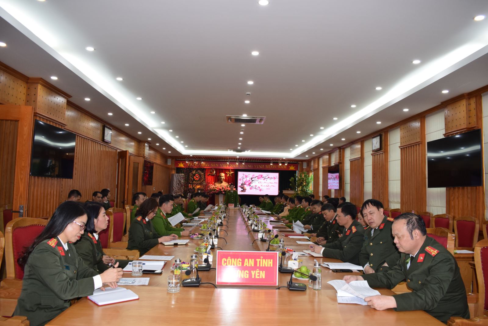 Đồng chí Phó Giám đốc Công an tỉnh chủ trì hội nghị giao ca trực  Tết nguyên đán Quý Mão 2023