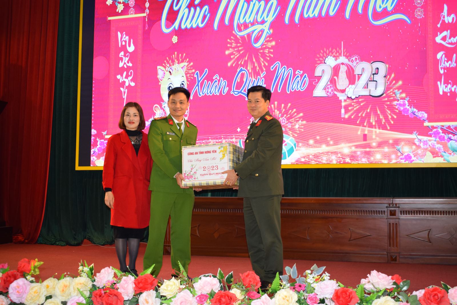 Giám đốc Công an tỉnh Hưng Yên kiểm tra công tác và chúc Tết, động viên  cán bộ chiến sỹ vào đêm giao thừa