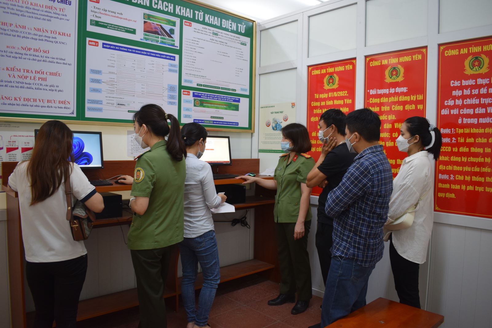 Cảnh giác trước dịch vụ hỗ trợ làm hộ chiếu của “cò mồi”