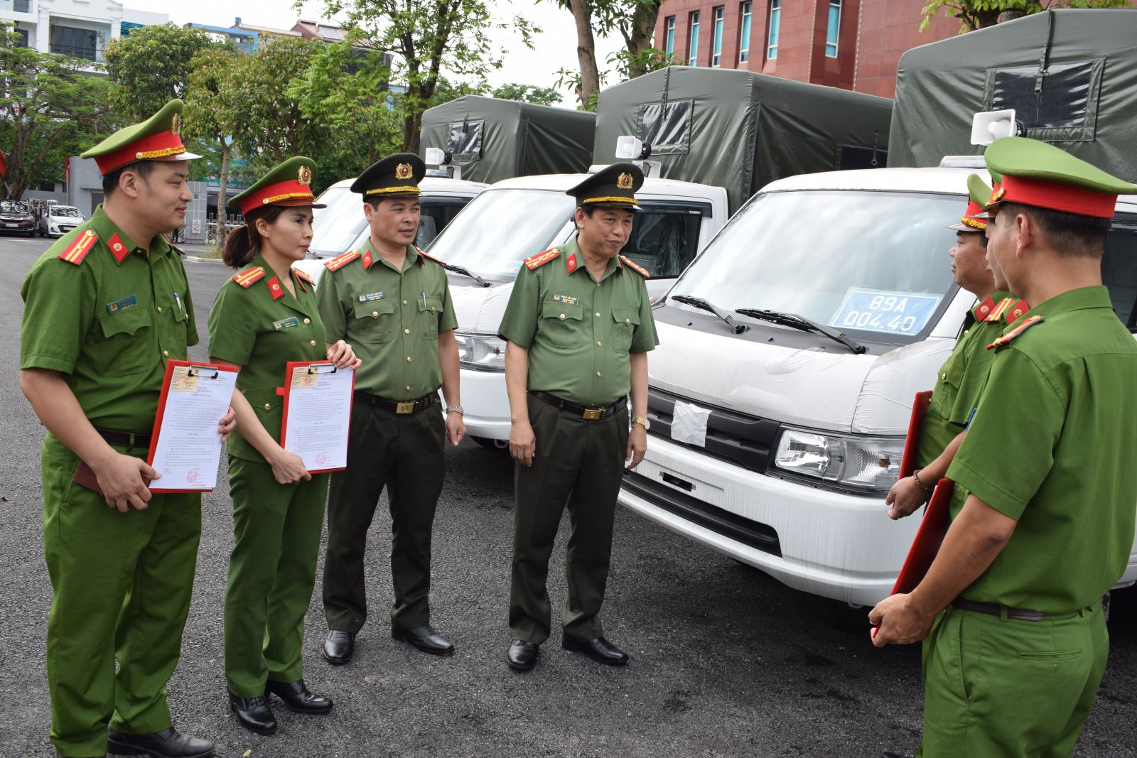 Công an tỉnh Hưng Yên  Bàn giao 13 xe ô tô tải cho lực lượng công an xã