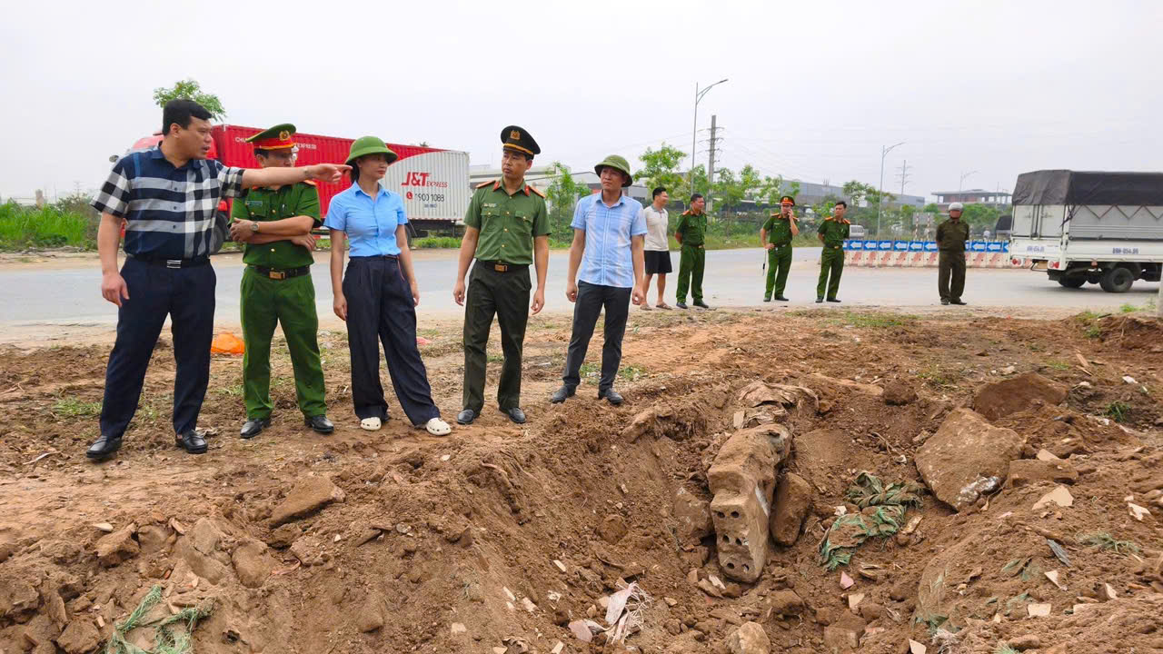 Công an xã Nguyễn Văn Linh phối hợp giải tỏa vi phạm lấn chiếm hành lang an toàn giao thông trên địa bàn