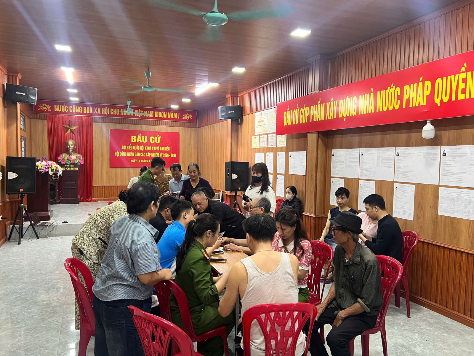 CÔNG AN PHƯỜNG PHỐ HIẾN ĐẨY MẠNH HỖ TRỢ NGƯỜI DÂN ĐĂNG KÝ AN SINH XÃ HỘI TRÊN VNeID VÀ CÀI ĐẶT ỨNG DỤNG “BÁO CHÁY 114”