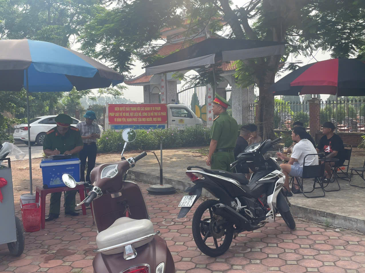 Công an xã Đông Thái Ninh: Tổ chức tuyên truyền, vận động giải tỏa hành lang an toàn giao thông trước cửa Nghĩa trang Liệt sỹ xã Đông Thái Ninh.