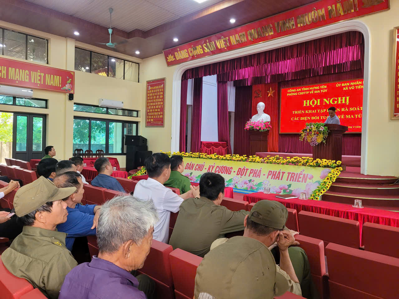 Công an xã Vũ Tiên tham mưu tổ chức hội nghị tập huấn rà soát các diện đối tượng liên quan đến ma túy