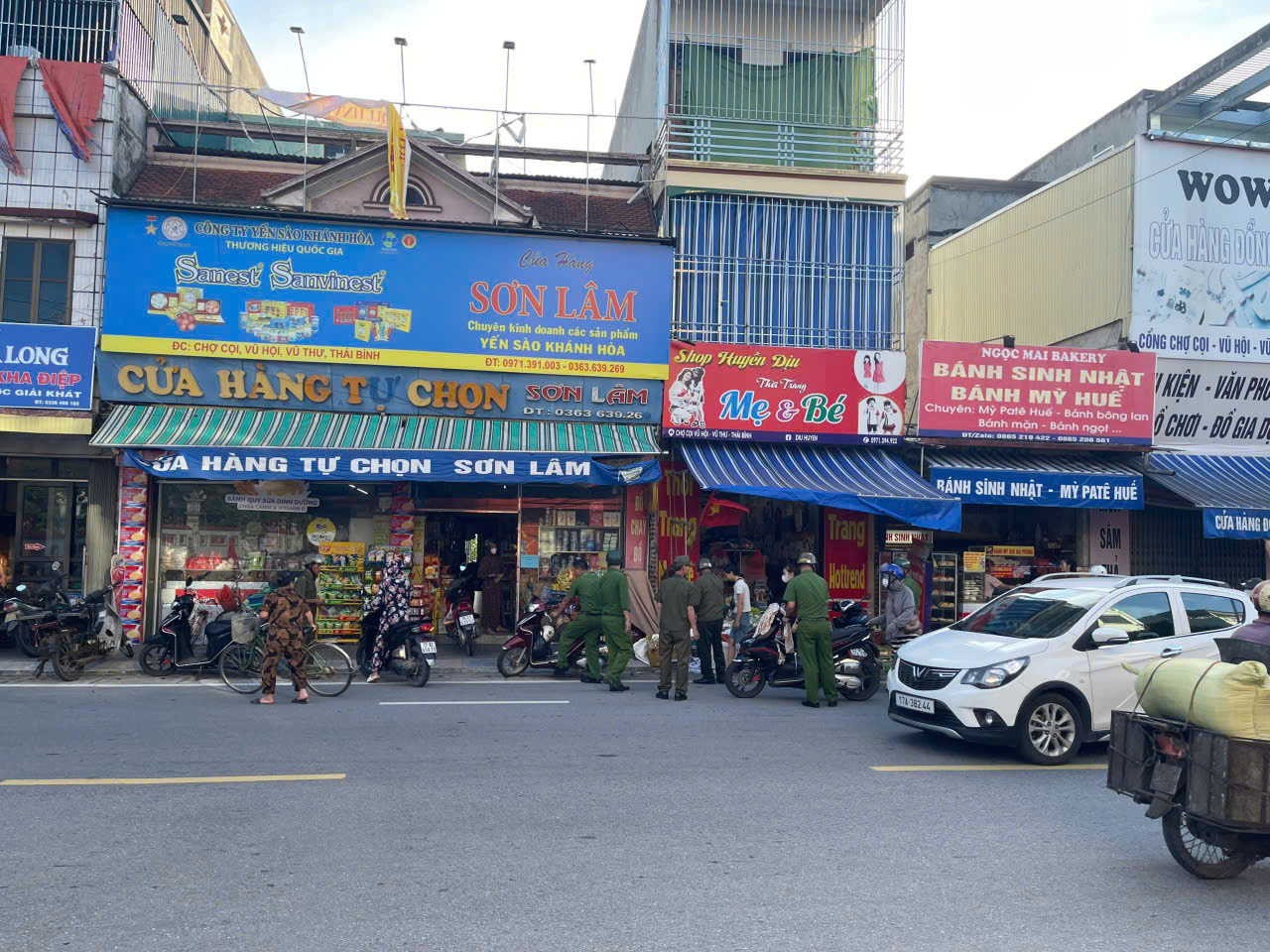 Công an xã Thư Vũ tích cực tham mưu giải toả, xử lý triệt để vi phạm về trật tự hành lang an toàn giao thông