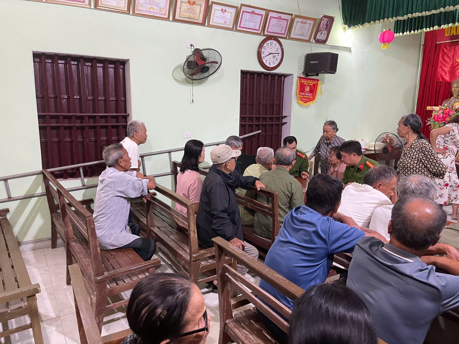 Công an xã Thư Vũ hỗ trợ cài đặt, kích hoạt tài khoản an sinh xã hội cho nhân dân