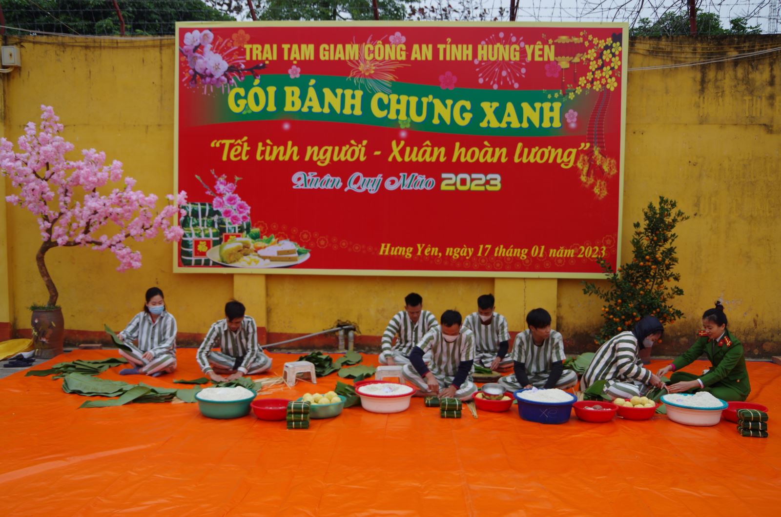 Trại tạm giam Công an tỉnh tổ chức gói bánh chưng đón tết  Nguyên đán Quý Mão 2023