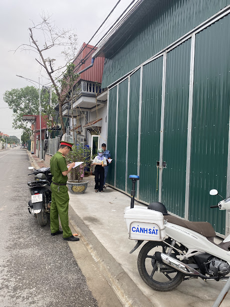 Công an xã Đồng Than phối hợp với bộ phận chức năng thuộc UBND xã tổ chức rà soát các công trình vi phạm trên đất nông nghiệp theo Kế hoạch 93a/KH-UBND của UBND tỉnh Hưng Yên