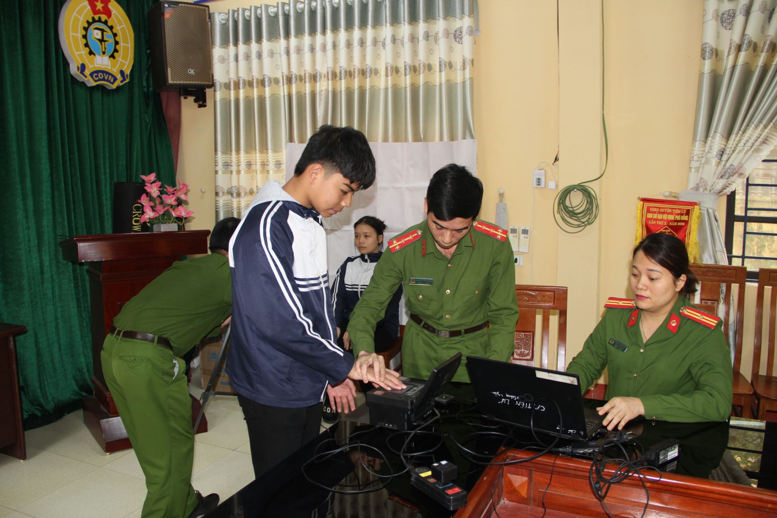 Công an huyện Tiên Lữ Hoàn thành cấp Căn cước công dân gắn chip cho học sinh