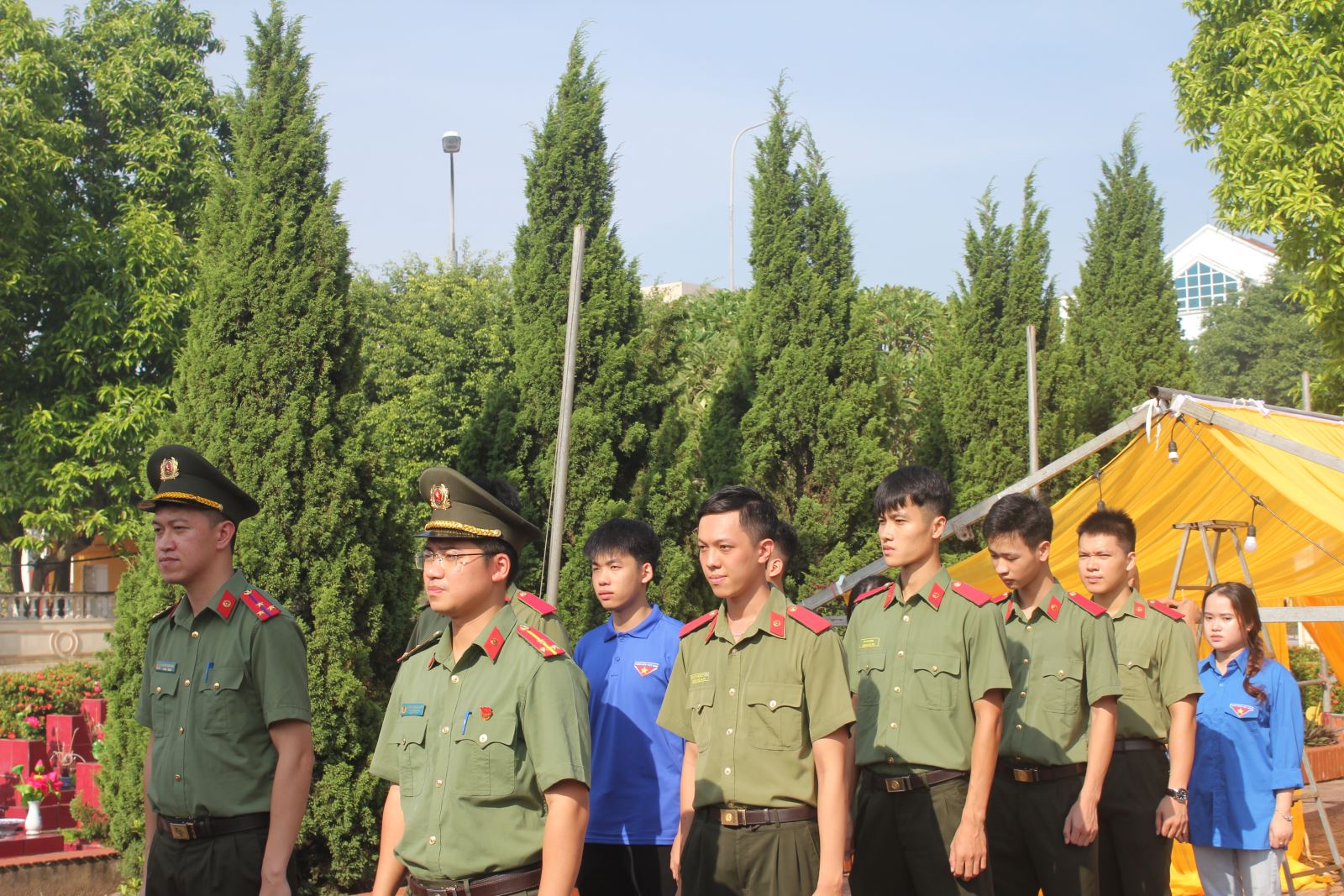 Ban Thanh niên Công an tỉnh: Tổ chức Dâng hương tri ân, dọn vệ sinh, chỉnh trang Nghĩa trang Liệt sỹ xã Đình Cao, huyện Phù Cừ; Nghĩa trang Liệt sỹ phường Hiến Nam, TP. Hưng Yên