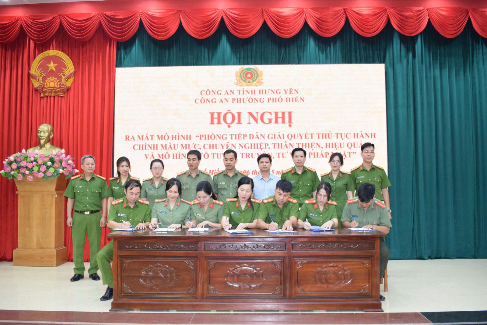 Công an phường Phố Hiến ra mắt mô hình “Phòng tiếp dân giải quyết TTHC mẫu mực, chuyên nghiệp, thân thiện, hiệu quả” và mô hình “Tổ tuyên truyền, tư vấn pháp luật” 