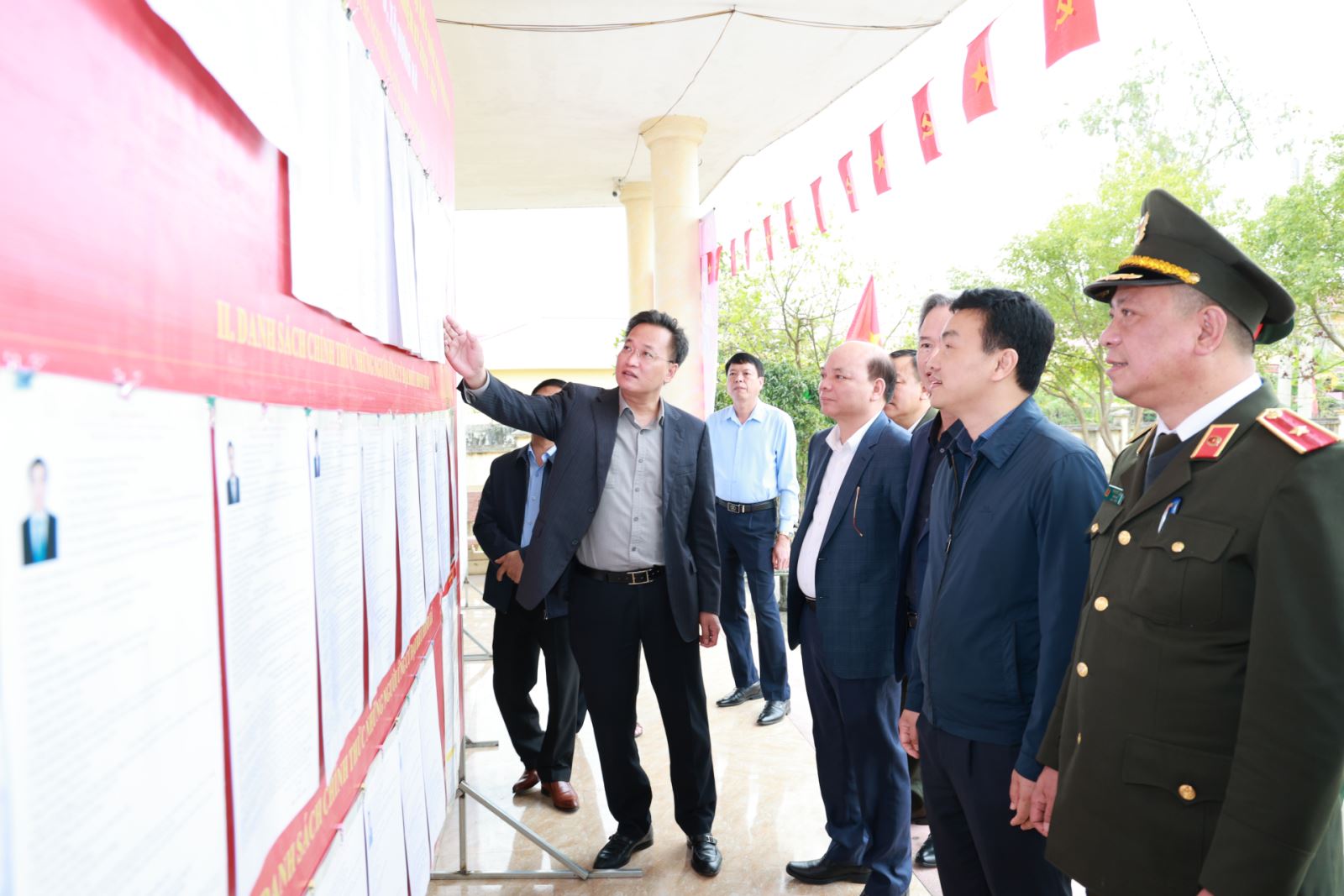 Bí thư Tỉnh ủy Nguyễn Hữu Nghĩa kiểm tra công tác bầu cử tại một số địa phương