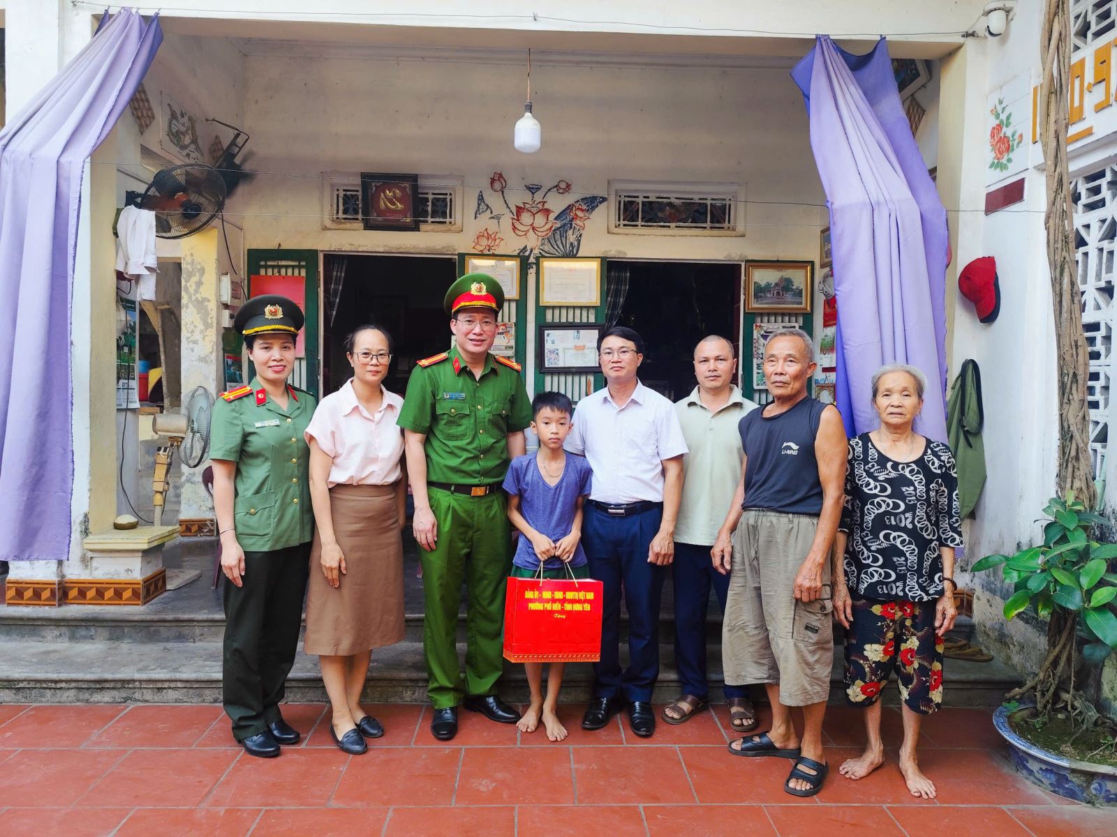 Công an phường Phố Hiến phối hợp tặng quà thiếu nhi có hoàn cảnh khó khăn nhân dịp Quốc tế Thiếu nhi 1/6