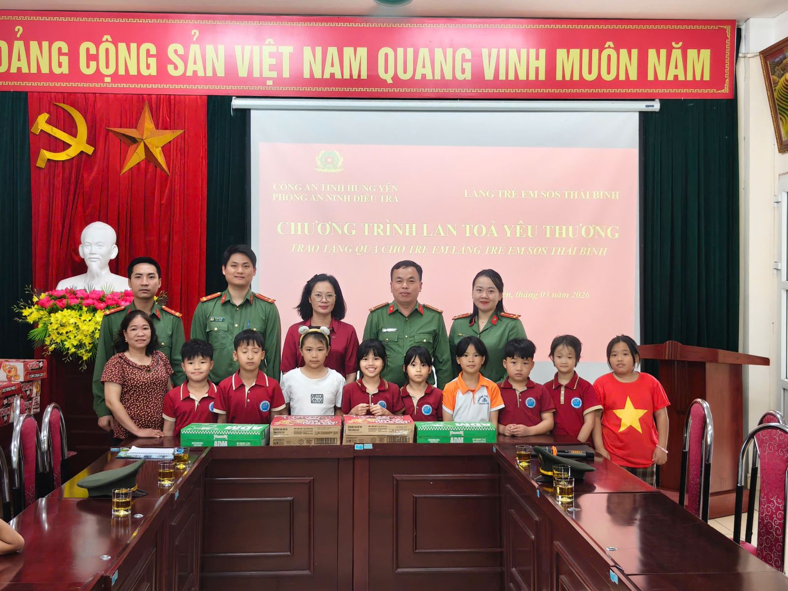 Chi Đoàn Phòng An ninh điều tra: Lan toả yêu thương trao tặng quà cho trẻ em Làng trẻ em SOS Thái Bình