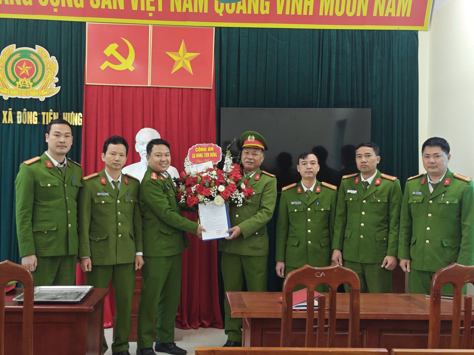Công an xã Đông Tiên Hưng tổ chức gặp mặt, chia tay cán bộ nghỉ hưu theo chế độ