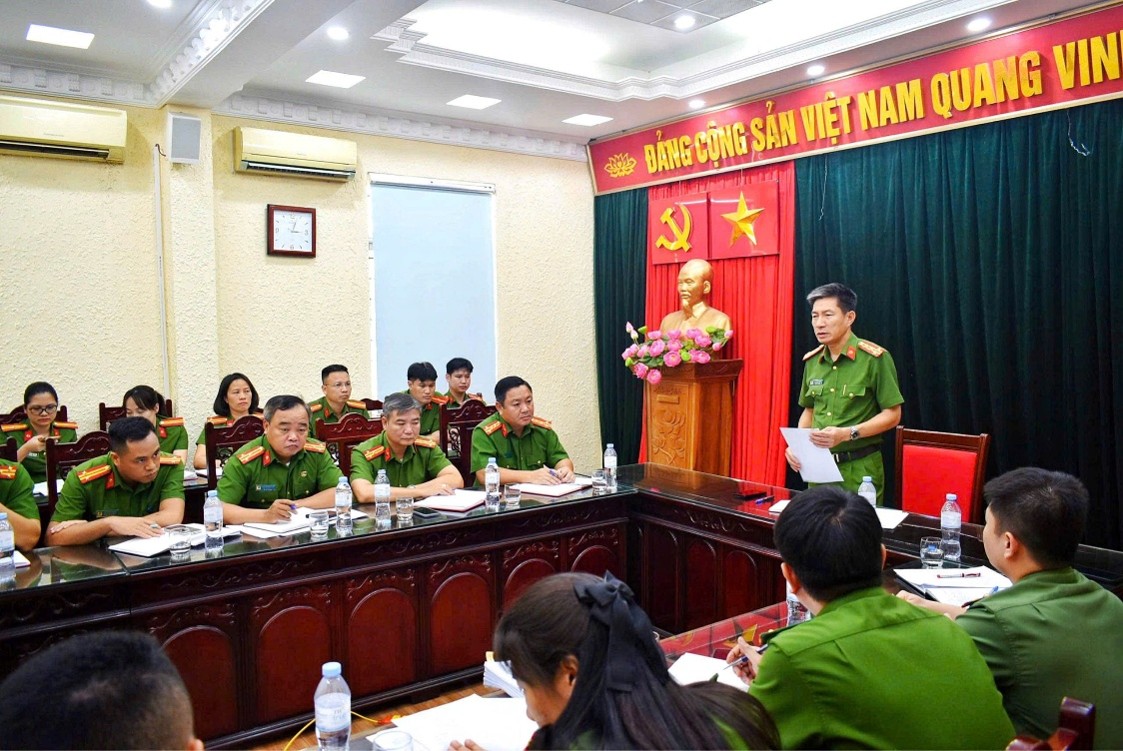 Đồng chí Đại tá Cao Minh Tuấn – Ủy viên Ban Thường vụ Đảng uỷ, Phó Giám đốc Công an tỉnh tham dự sinh hoạt Chi bộ tại Chi bộ Đội Giám định – Đảng ủy Phòng Kỹ thuật hình sự