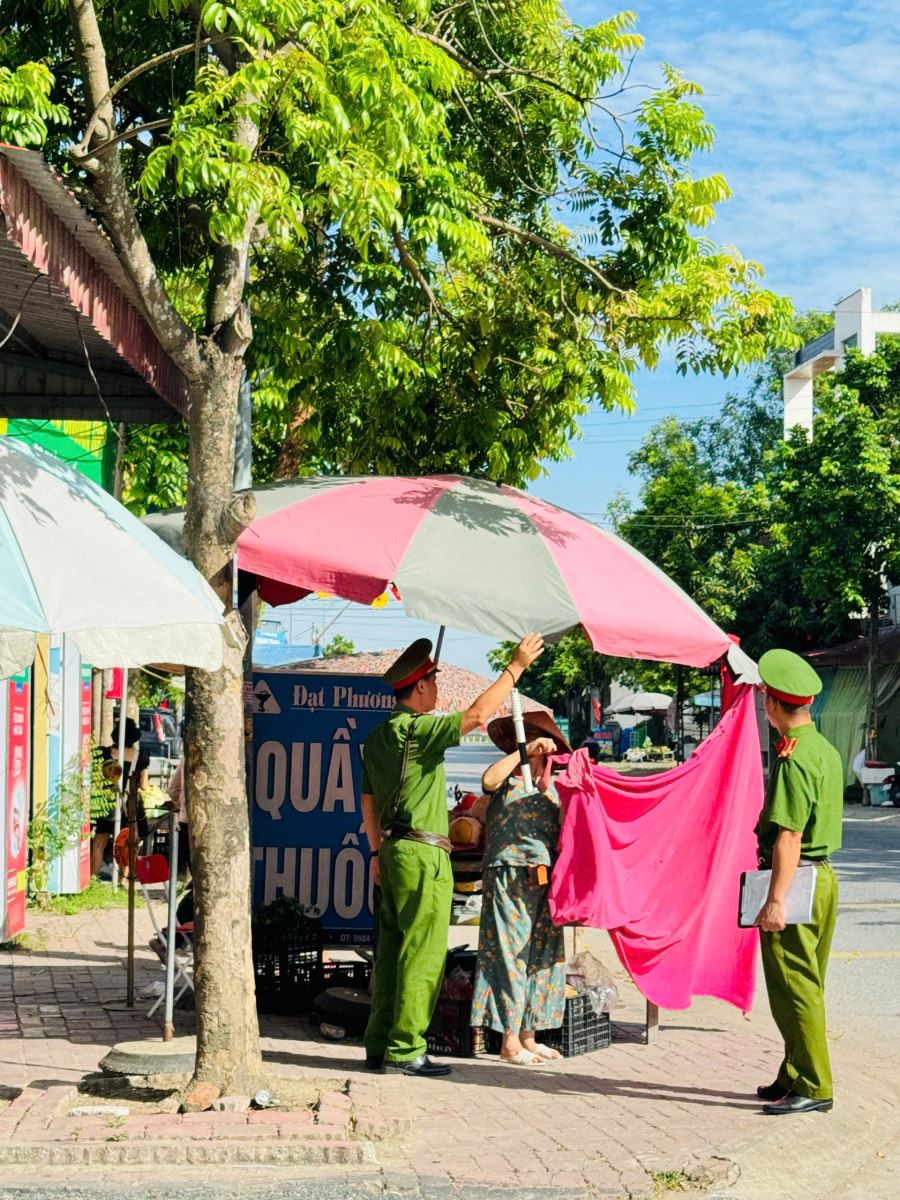 Công an xã Tiên Tiến đẩy mạnh công tác tuyên truyền “Nói không với hành vi lấn chiếm hành lang an toàn giao thông”