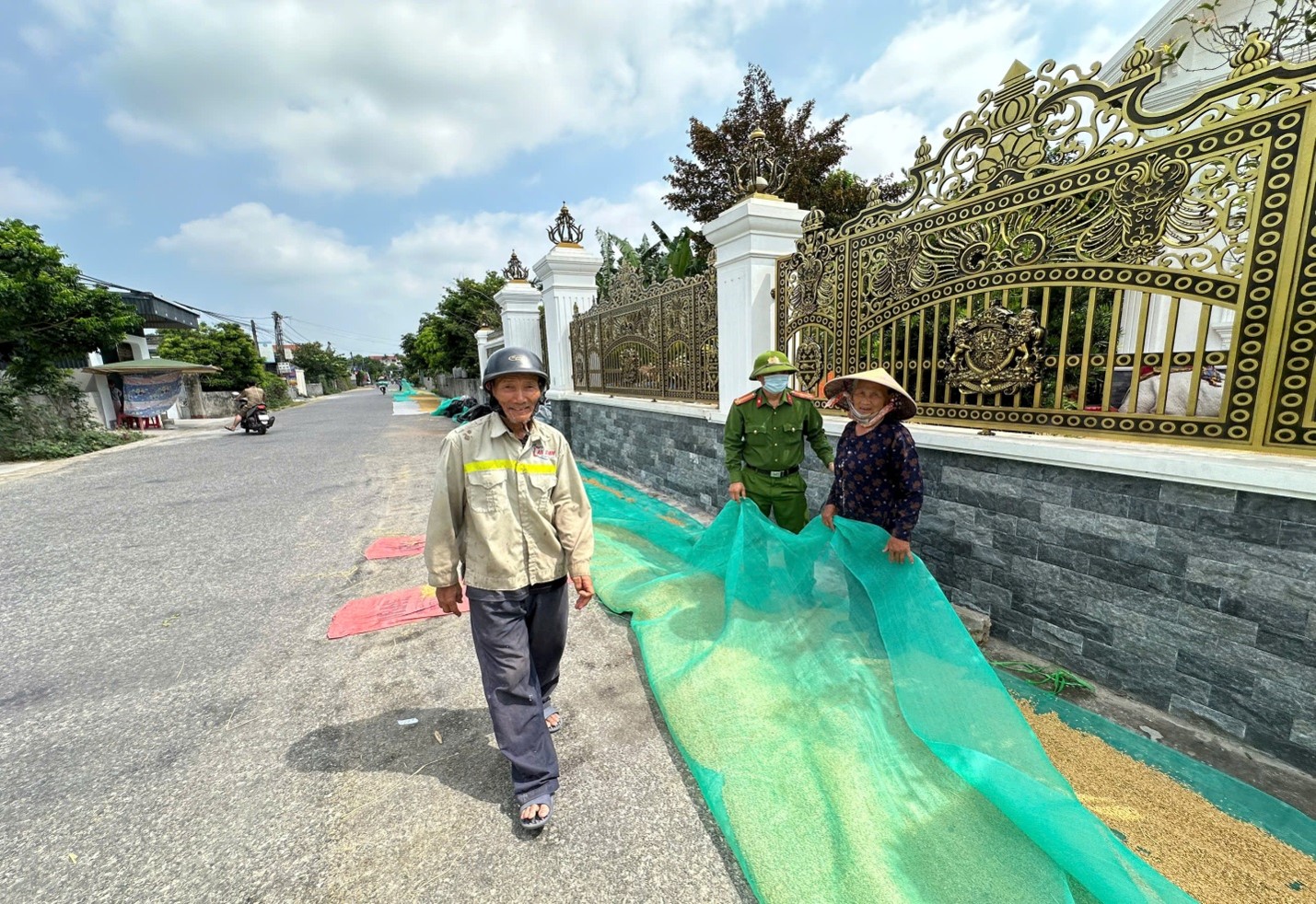 Công an xã Lê Quý Đôn tăng cường bảo đảm hành lang an toàn giao thông mùa thu hoạch