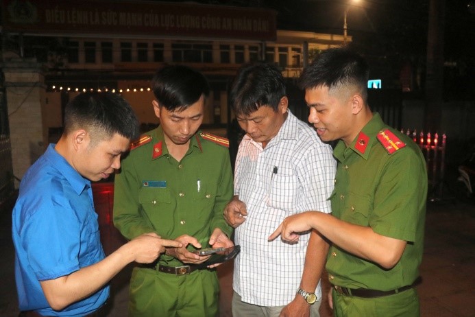 Công an xã Hưng Hà đẩy mạnh tuyên truyền cài đặt ứng dụng “Báo cháy 114” - Giải pháp quan trọng nâng cao hiệu quả phòng cháy, chữa cháy ngay từ cơ sở
