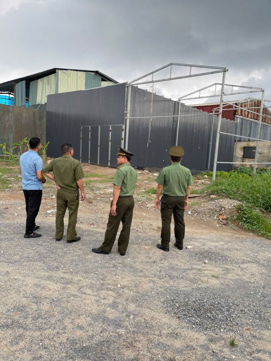 Công an xã Nguyễn Văn Linh rà soát, nắm tình hình các trường hợp vi phạm xây dựng trái phép trên đất nông nghiệp, các hành vi vi phạm hành lang an toàn công trình giao thông, thủy lợi
