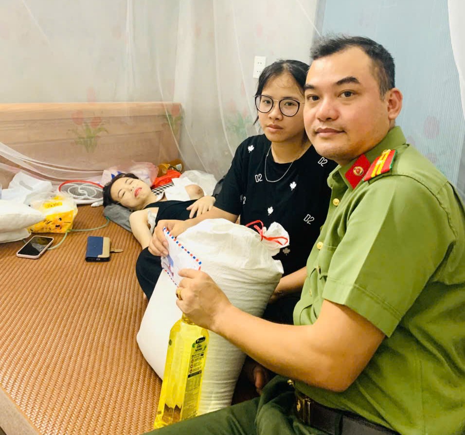 Công an xã Thần Khê chung tay hỗ trợ gia đình có hoàn cảnh khó khăn, lan tỏa tinh thần tương thân tương ái