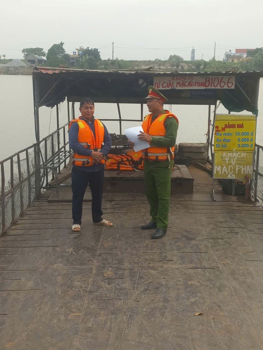 CÔNG AN XÃ THƯ TRÌ TRIỂN KHAI BIỆN PHÁP ỨNG PHÓ TRONG MÙA MƯA BÃO