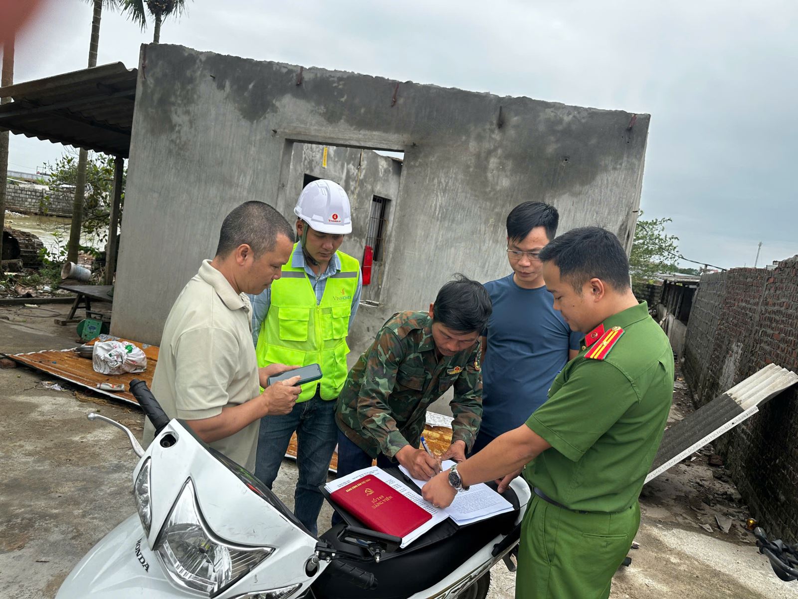 Thiếu tá Nguyễn Văn Phương - Phó Trưởng Công an phường Phố Hiến, người chỉ huy tận tâm vì Nhân dân, trách nhiệm với sự phát triển của địa phương