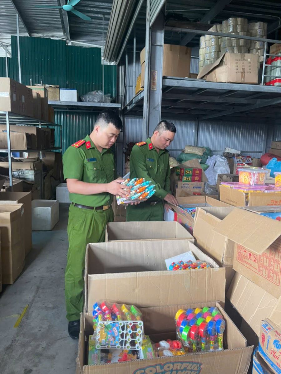 Công an xã Nam Đông Hưng đẩy mạnh công tác đấu tranh với các hành vi kinh doanh hàng hoá không rõ nguần gốc xuất xứ trên địa bàn
