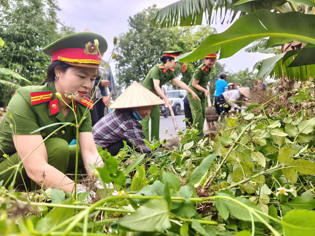 Chi hội Phụ nữ Công an xã Hồng Vũ ra quân xây dựng “Tuyến đường hoa phụ nữ tự quản”