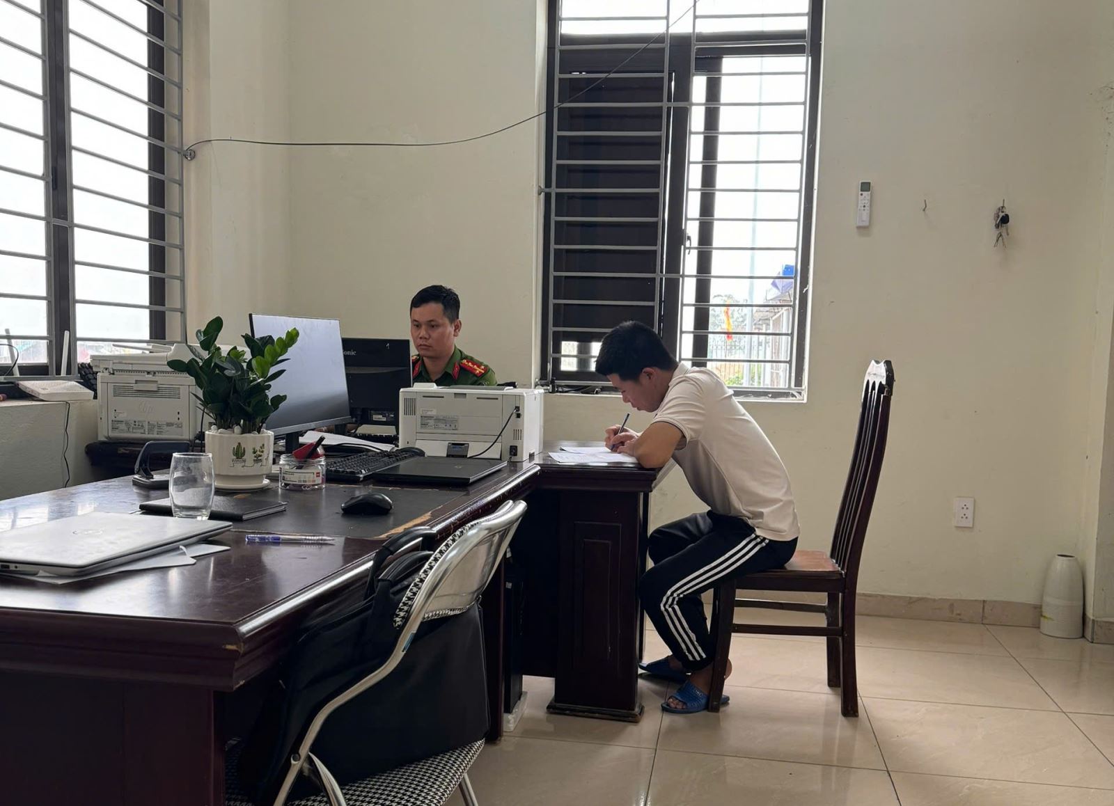 Công an xã Xuân Trúc tăng cường công tác cảm hoá, giáo dục gọi hỏi, răn đe đối tượng ma tuý