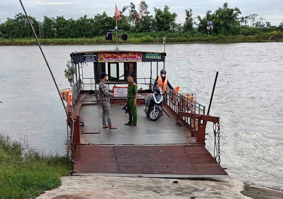 Công an xã Nam Tiên Hưng tổ chức tuyên truyền, phổ biến  pháp luật về bảo đảm trật tự, an toàn giao thông tại các doanh nghiệp kinh doanh, sản xuất, dịch vụ trên địa bàn