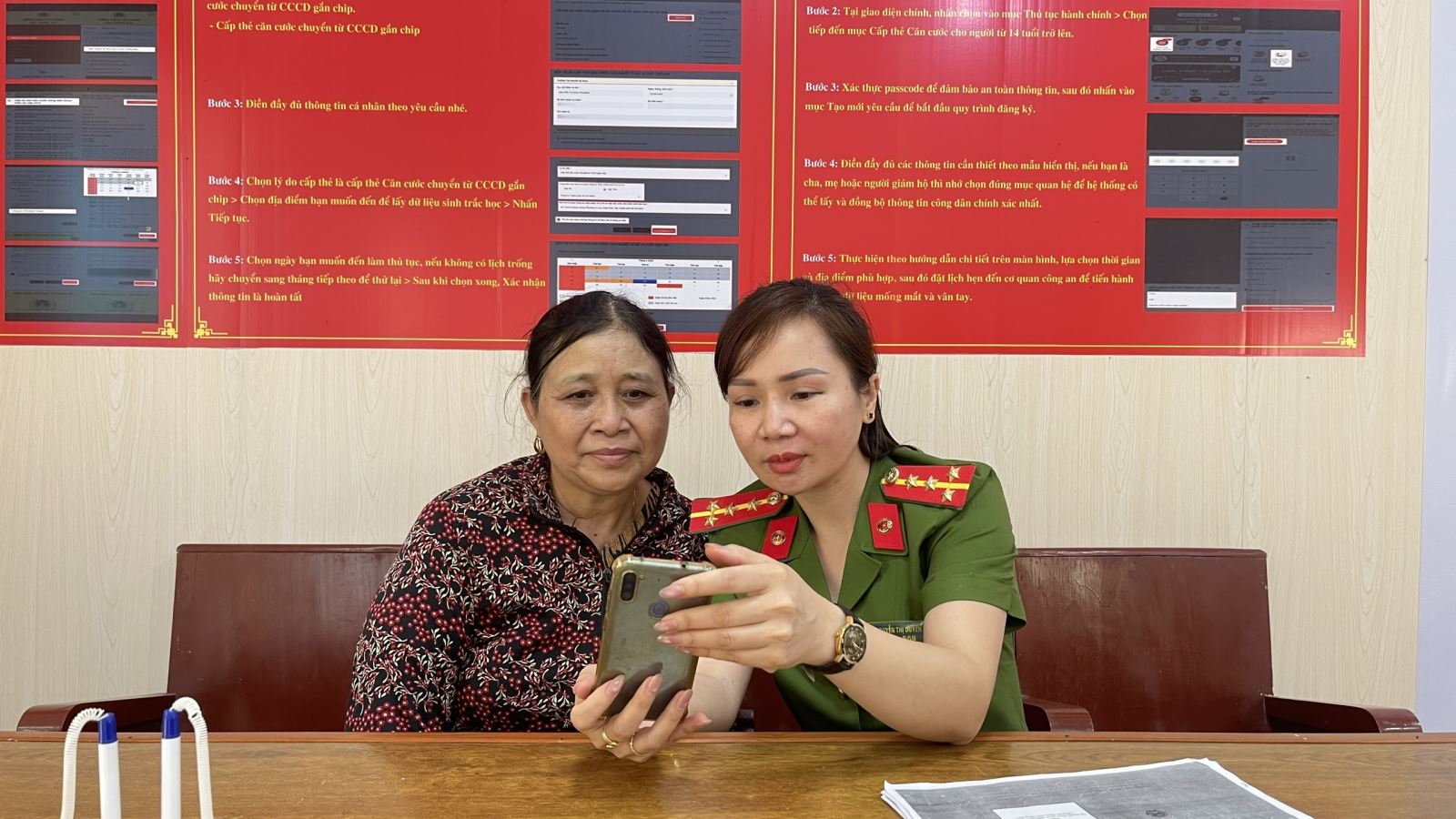 Công an xã Bình Nguyên giữ vai trò nòng cốt đưa tiện ích VNeID đến với người dân.