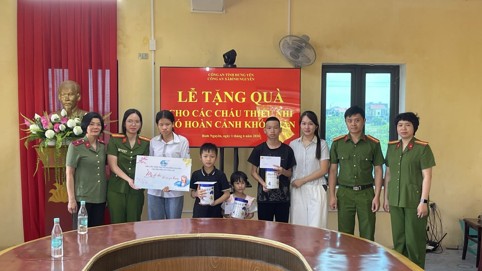 Chi đoàn Thanh niên, Chi hội Phụ nữ Công an xã Bình Nguyên tặng quà cho các cháu học sinh nhân dịp Ngày Quốc tế Thiếu nhi 1/6