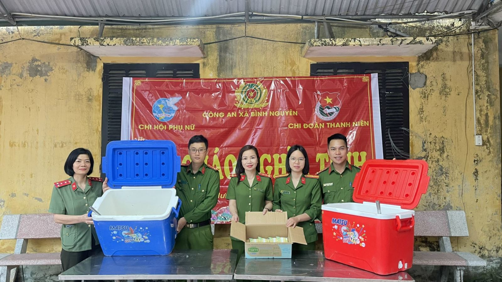 Công an xã Bình Nguyên: Tổ chức Chương trình “Nồi cháo nghĩa tình” tại Bệnh viện đa khoa Kiến Xương