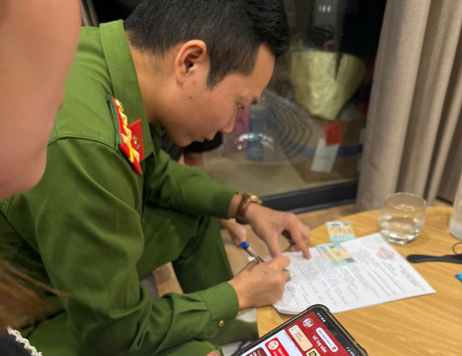 Công an xã Phụng Công: Triển khai nhiều biện pháp kiểm tra, rà soát công dân cư trú trên địa bàn