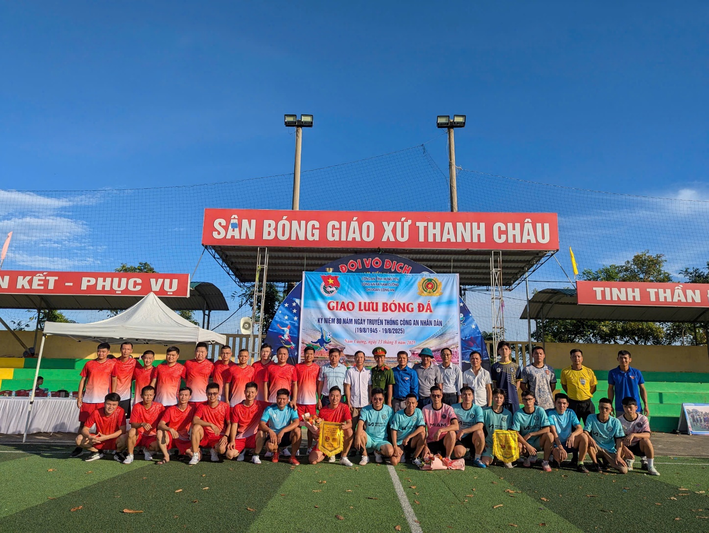 Chi đoàn thanh niên Công an xã Nam Cường tổ chức trận bóng đá giao hữu chào mừng 80 năm Ngày truyền thống Công an nhân dân.