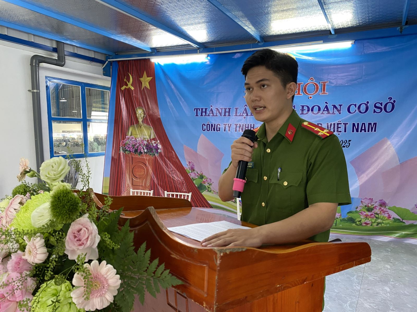 Tăng cường phổ biến pháp luật an toàn giao thông cho công nhân lao động