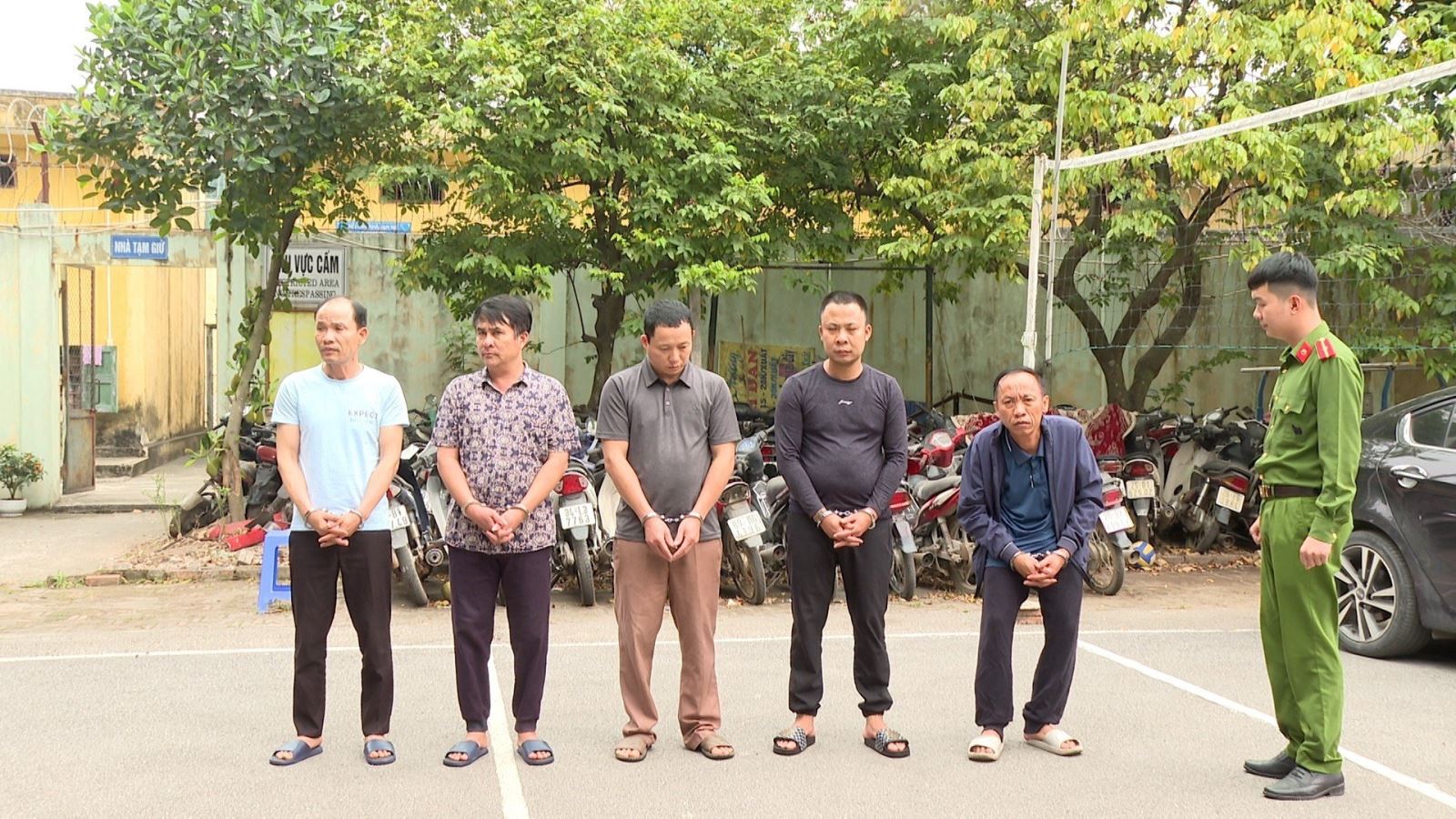 Công an huyện Văn Lâm: Triệt phá vụ đánh bạc dưới hình thức cá độ bóng đá, thu giữ gần  70	triệu đồng