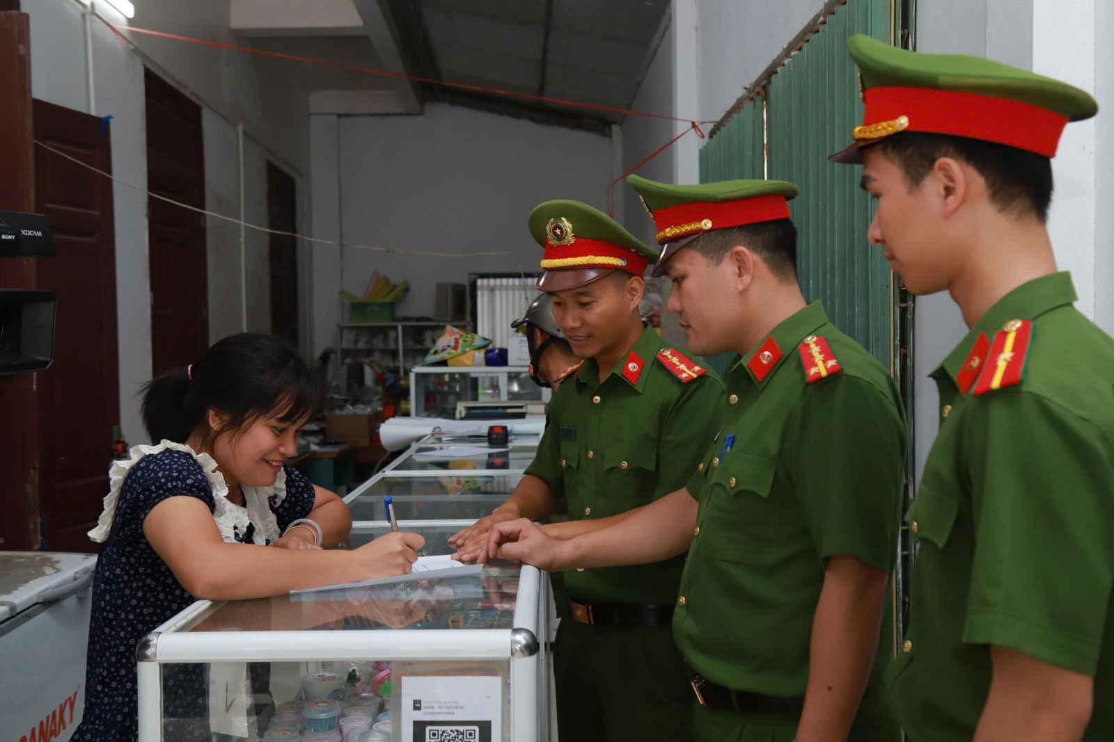 Công an xã Tống Trân đẩy mạnh tuyên truyền, vận động Nhân dân chấp hành quy định của pháp luật về vũ khí, vật liệu nổ và công cụ hỗ trợ