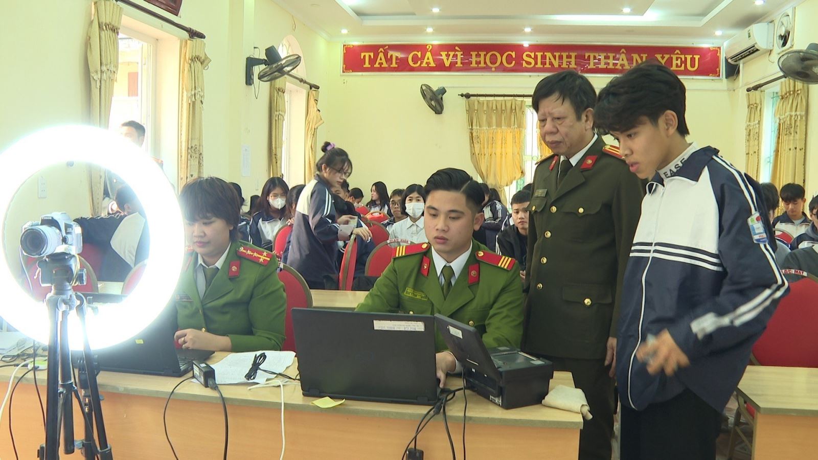 Giám đốc Công an tỉnh biểu dương 15 đơn vị Công an cấp xã hoàn thành cấp Căn cước công dân gắn chip cho công dân trong độ tuổi học sinh  (sinh từ năm 2004 – 2008) đủ điều kiện