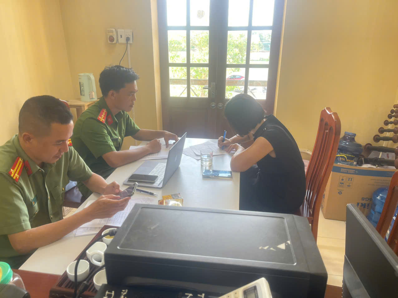 Công an xã Thái Ninh kiểm tra, hướng dẫn các cơ sở lưu trú, công ty, doanh nghiệp trên địa bàn khai báo tạm trú cho người nước ngoài qua internet