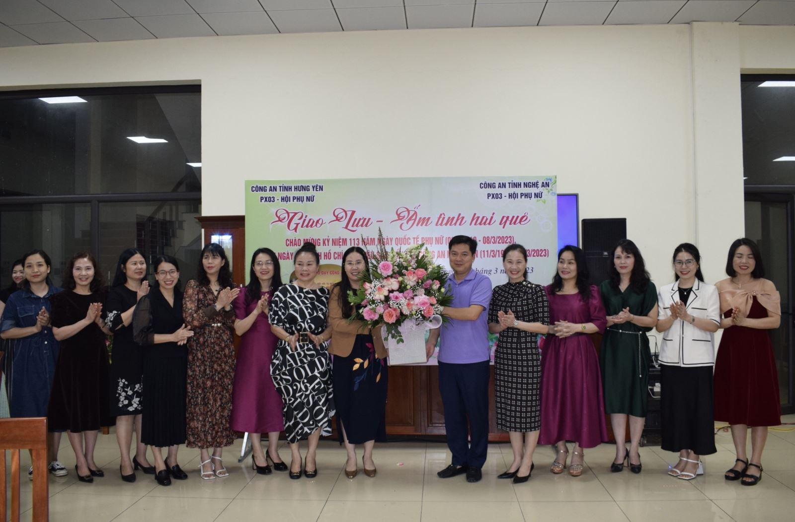 Phòng Công tác đảng và công tác chính trị, Hội phụ nữ Công an tỉnh Nghệ An tổ chức hoạt động về nguồn, giao lưu, trao đổi kinh nghiệm tại tỉnh Hưng Yên