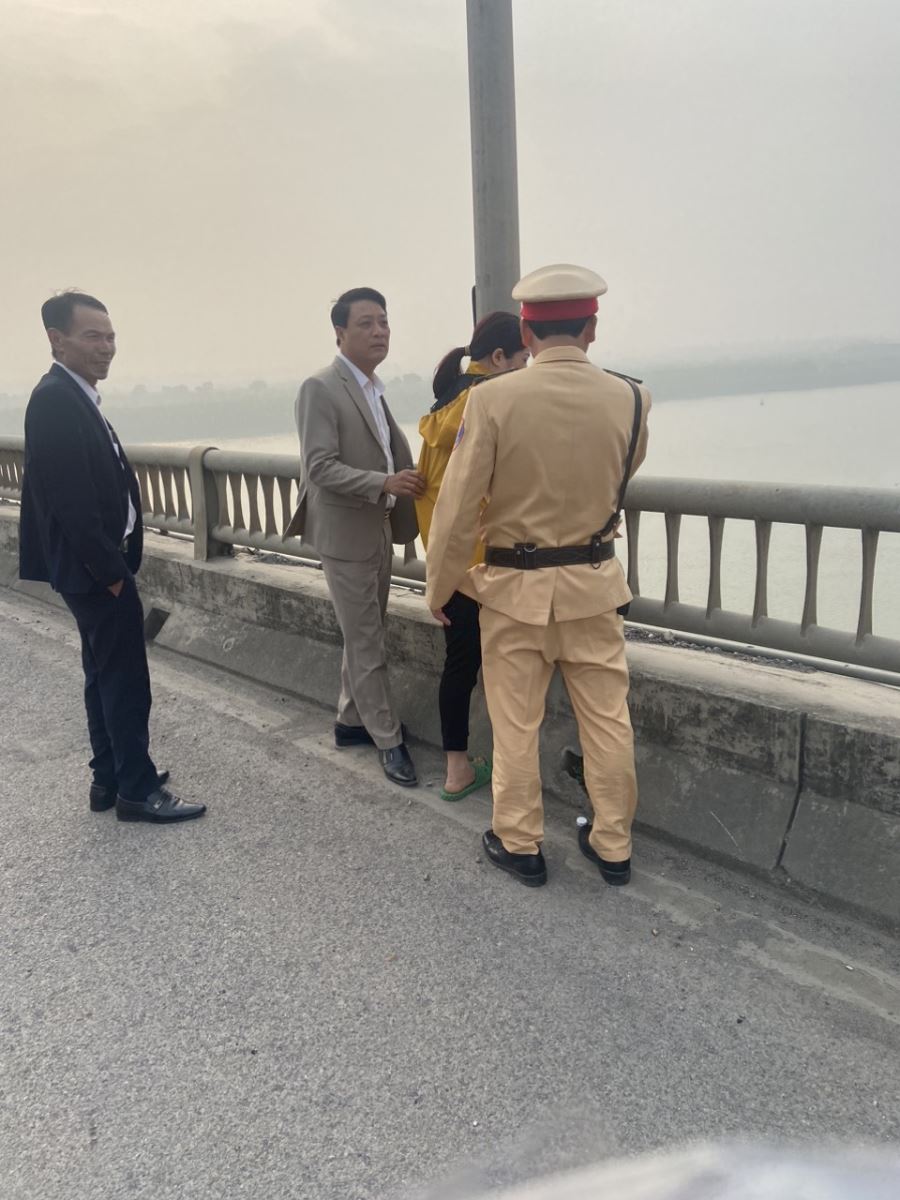 Phòng cảnh sát giao thông Công an tỉnh: Kịp thời ngăn cản người phụ nữ có ý định nhảy cầu tự tử