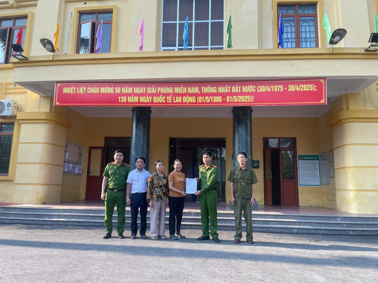 Công an phường Bạch Sam tận tình hỗ trợ người dân nhận lại số tiền 500.000.000 đồng đã chuyển khoản nhầm trong dịp nghỉ lễ 30/4, 1/5