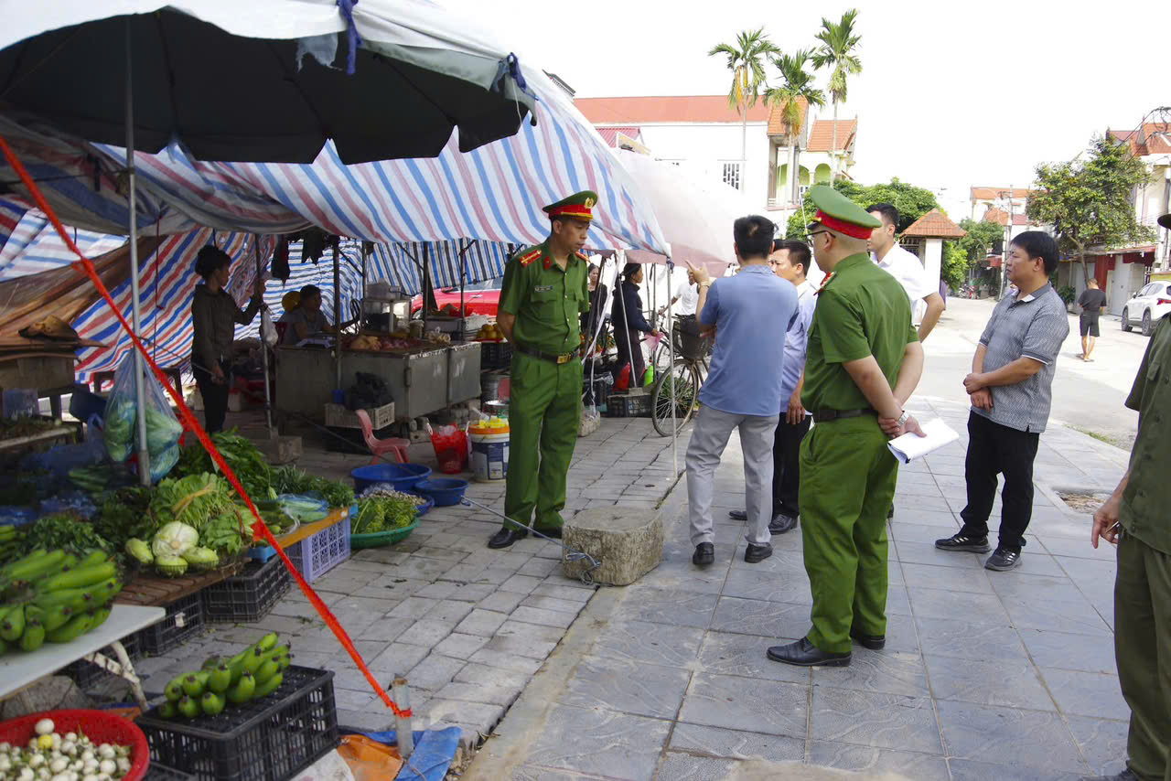 Ghi nhận kết quả sau 01 tháng ra quân lập lại trật tự công cộng, trật tự đô thị tại phường Hồng Châu
