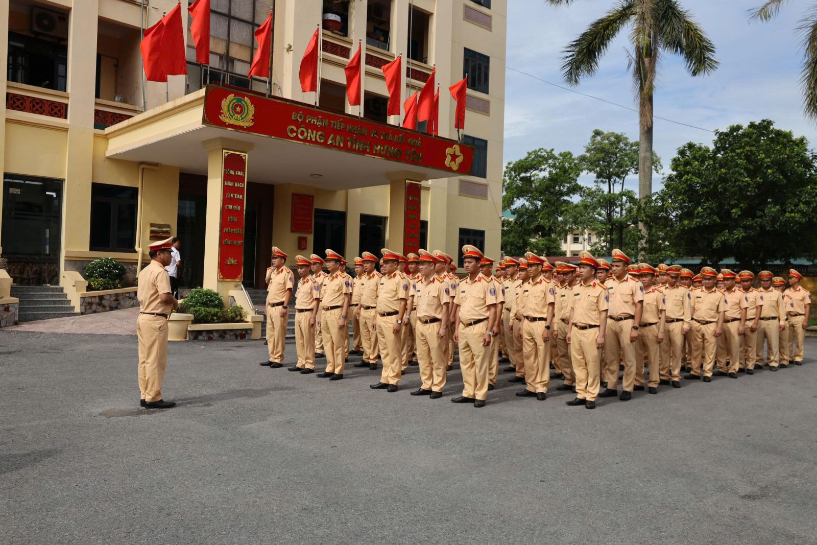 Lực lượng Cảnh sát giao thông Công an tỉnh đồng loạt ra quân thực hiện Cao điểm đảm bảo trật tự an toàn, giao thông
